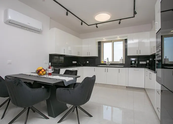 Mycyprusstay - Jo's Sunny Seaview Villa Kissonerga