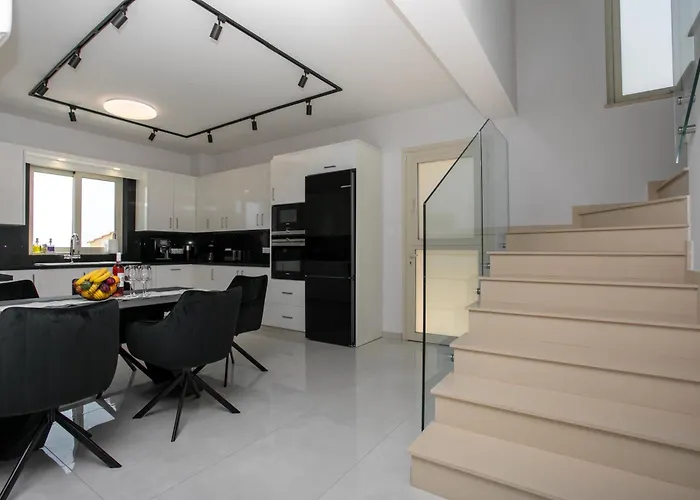 Mycyprusstay - Jo's Sunny Seaview Villa